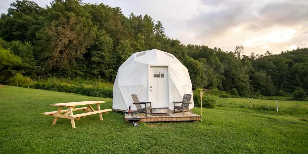 Perbedaan Camping, Glamping, dan RV Camping di Asheville