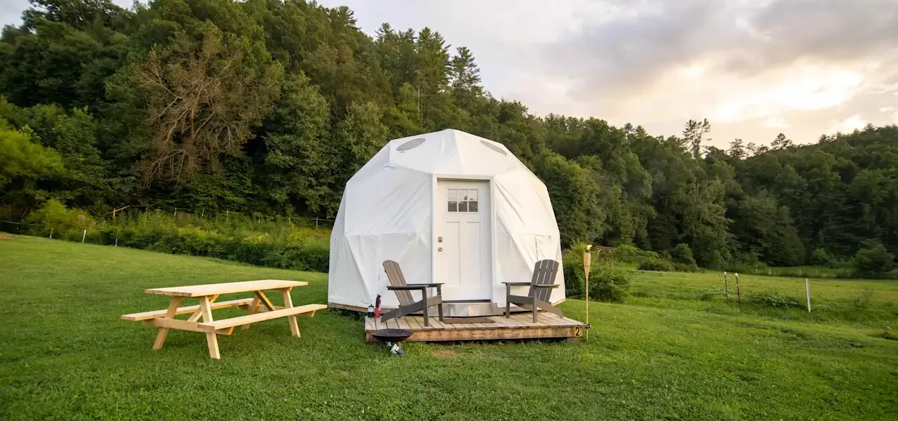 Perbedaan Camping, Glamping, dan RV Camping di Asheville