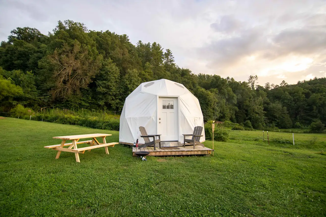 Perbedaan Camping, Glamping, dan RV Camping di Asheville